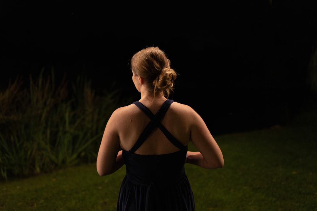 Sukienki wieczorowe dla pań po 40: Elegancja i styl dla dojrzałych kobiet