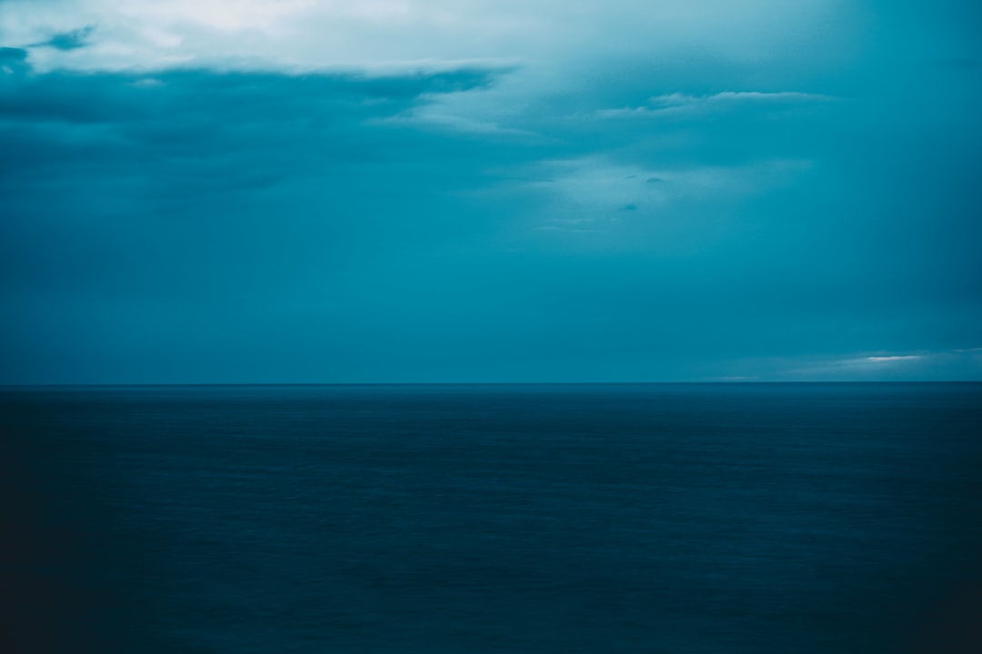 Jakie kolory pasują do niebieskiego: harmonia kolorystyczna